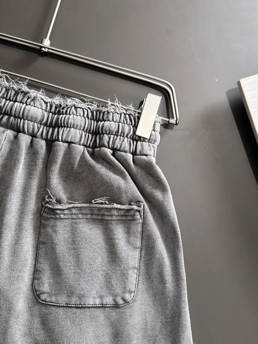 🅿️330 shipped next day, high quality Stone lsland/Stone Island 2025 spring and summer new elastic band casual color-washed loose shorts, two needle stitches at the trouser hem, fine and firm stitching, counter-customized fabrics with high breathability and comfort, impeccable details, brand element design concept, reflecting high quality. It feels delicate and soft! It presents a casual cut and the upper body shape is great! Size: S-XXL